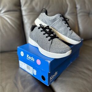 Keds Woman Sneakers size 7,5 Gray Knit Lace-Up with Black Accents